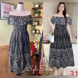 🌷Brand new offshie eyelet dress can fit Sm up to L stretchy smocking🌷